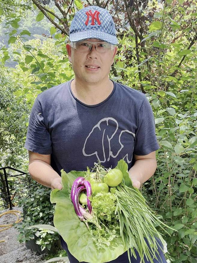 林国基也种蔬菜水果，疫情期间自给自足吃得安心。(艾迪升提供）