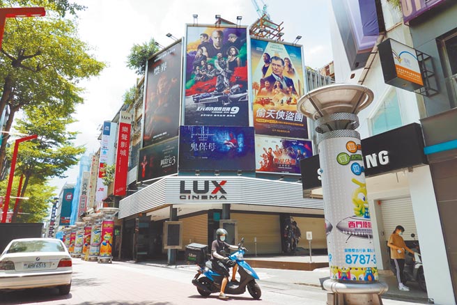 三级警戒延长至26日，但自13日起全台将有限度微解封，却发生有的县市可以看电影或餐厅内用，有些县市明订不准，形同「一国多制」。图为西门町电影街9日依旧冷清。（姚志平摄）