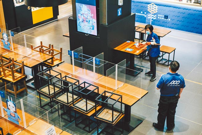 三级警戒延长至26日，但自13日起全台将有限度微解封，却发生有的县市可以看电影或餐厅内用，有些县市明订不准，形同「一国多制」。图为北市餐饮业者已准备好压克力隔板，却未在开放之列。（郭吉铨摄）