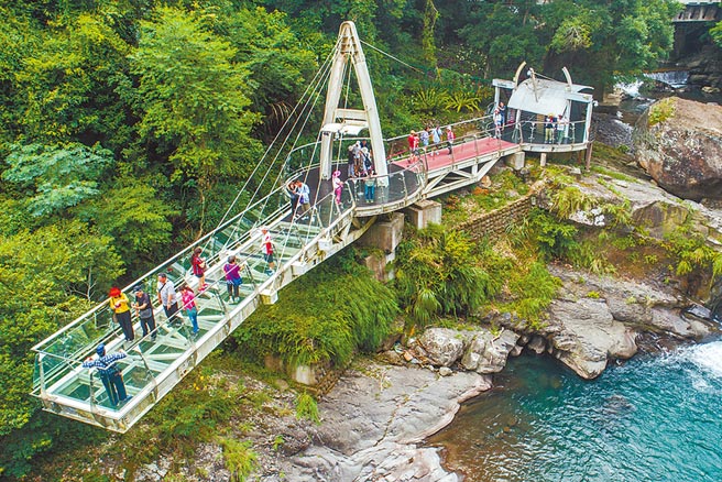 小乌来天空步道等风景区，因有群聚疑虑、不易控管等原因，桃园市政府暂时不开放。（桃园市观旅局提供／赖佑维桃园传真）