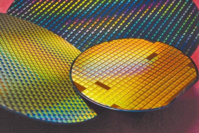 2021年全球包括电源管理晶片、记忆体、CPU/GPU、CMOS影像感测器、LCD驱动IC、IGBT、二极体、MOSFET、MCU等半导体元件供需皆呈现极度紧俏局面。图为台积电12吋晶圆。（台积电提供）