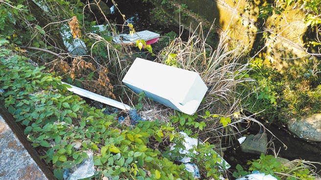 新北市環保局與蘆洲警方調查五股棄置案時，再抓到另名吳姓男子涉案。（新北市環保局提供／葉德正新北傳真）