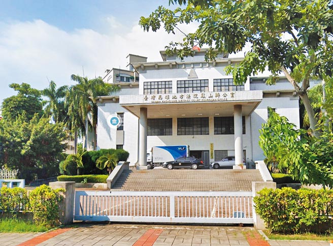 邱姓男子多次拍照檢舉對面鄰居時常焚燒紙錢造成空汙，自己反被警方裁罰3000元，不服提出異議。高雄地院鳳山簡易庭認為，邱男拍照有正當理由，判邱男免罰。（取自GoogleMap／袁庭堯高雄傳真）