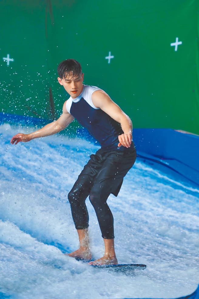 范少勋为代言化身衝浪高手。（舒跑Super S提供）