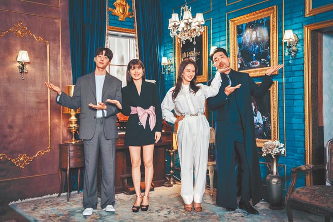 蔡锺协（左起）、南志铉、宋智孝、河道权昨出席记者会，为新戏造势。（friDay影音提供）