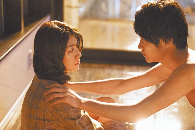 泷内公美（左）与神尾枫珠在日片《私欲帐号》有大胆演出。（采昌提供）