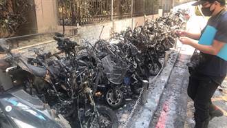 高雄巷弄電動車自燃 17輛機車全數燒毀