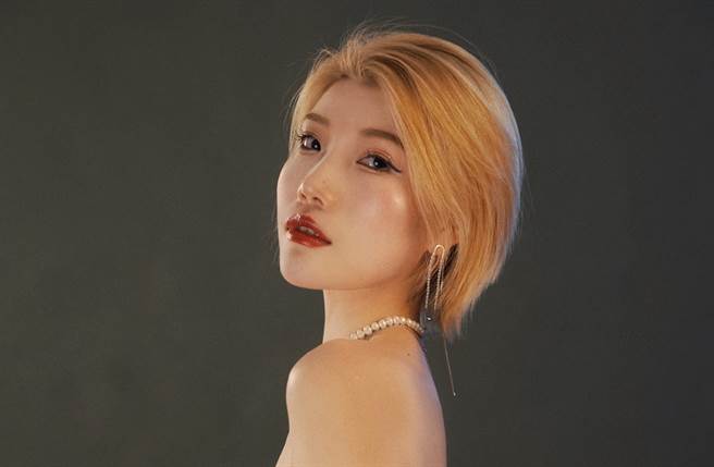 大陆美妆网红kimmy大姐姐外型性感，拥有千万粉丝支持。(取自kimmy大姐姐微博)