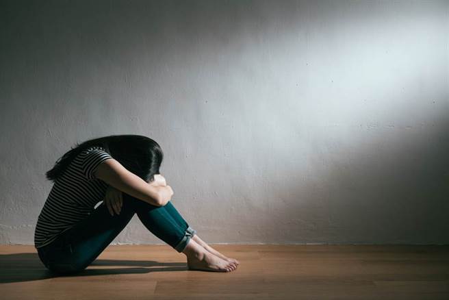 想离家独居被妈妈拒绝，女儿偷听到原因后心碎了，发现自己没被当成小孩，只被当佣人。(示意图／shutterstock)