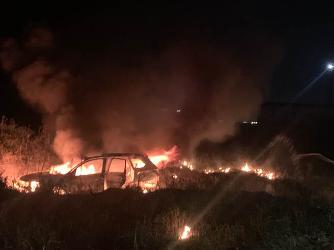 休旅车陷入沙地中无法动弹，驾驶虽不断催油门试图脱困，车体却越陷越深，不久车头开始冒出浓烟并接着冒火。（宋原彰翻摄）