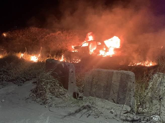 休旅车陷入沙地中无法动弹，驾驶虽不断催油门试图脱困，车体却越陷越深，不久车头开始冒出浓烟并接着冒火。（宋原彰翻摄）