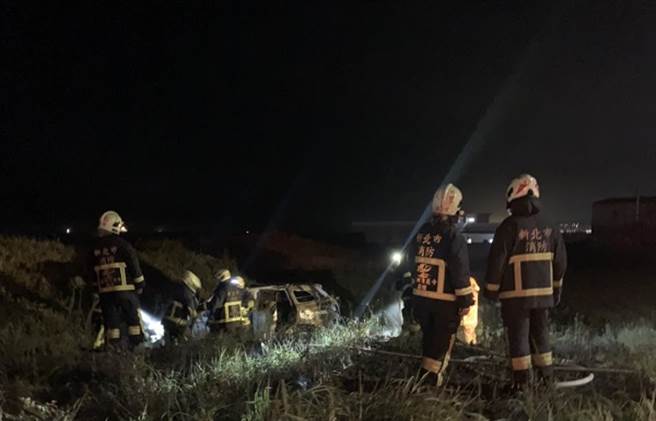休旅车陷入沙地中无法动弹，驾驶虽不断催油门试图脱困，车体却越陷越深，不久车头开始冒出浓烟并接着冒火。（宋原彰翻摄）