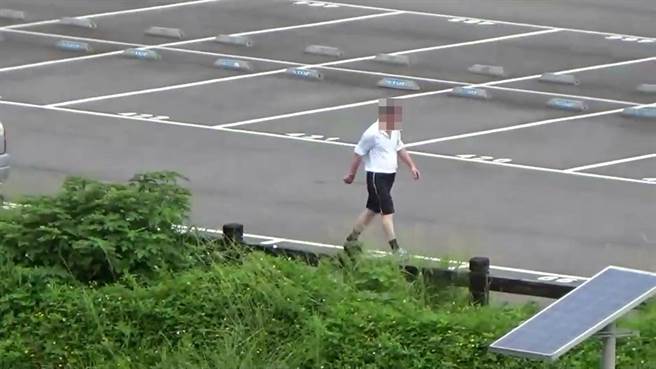 本月3日傍晚，有民眾在住家附近发现竟然有一名男子未戴口罩在一旁临时平面停车场散步运动，而男子的身分竟是一名警官。（记者戴志扬翻摄）