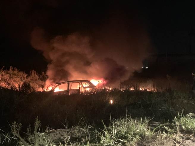 男子開車硬闖林口「台版大峽谷」，車子卡沙坑，男子狂踩油門底盤過熱，車子燒成廢鐵　（戴上容翻攝）