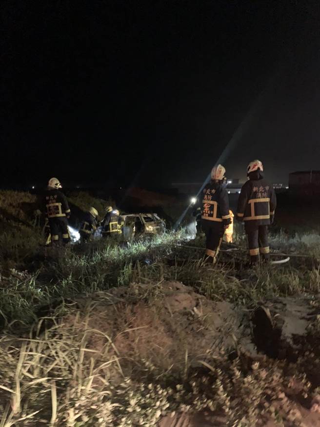 男子開車硬闖林口「台版大峽谷」，車子卡沙坑，男子狂踩油門底盤過熱，車子燒成廢鐵　（戴上容翻攝）