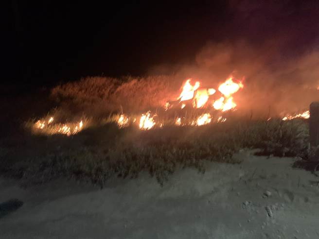 男子開車硬闖林口「台版大峽谷」，車子卡沙坑，男子狂踩油門底盤過熱，車子燒成廢鐵　（戴上容翻攝）