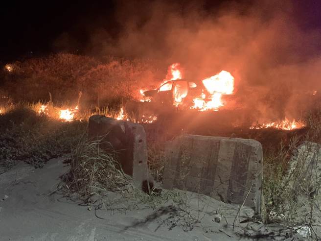 男子開車硬闖林口「台版大峽谷」，車子卡沙坑，男子狂踩油門底盤過熱，車子燒成廢鐵　（戴上容翻攝）