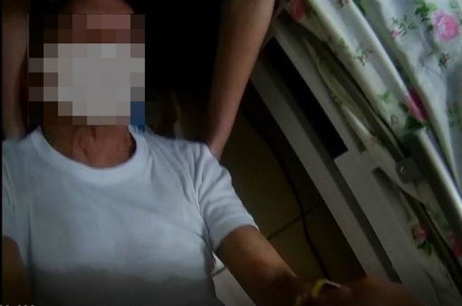 警方到场见状，将身形孱弱的黄姓老翁搀扶起身，公主抱上床，并提供水予老翁饮用。（民眾提供）