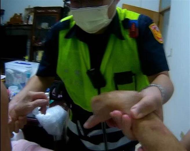 老翁热泪盈眶，紧牵警察双手，迟迟不肯放开，家属非常感谢警方的热心协助。（民眾提供）