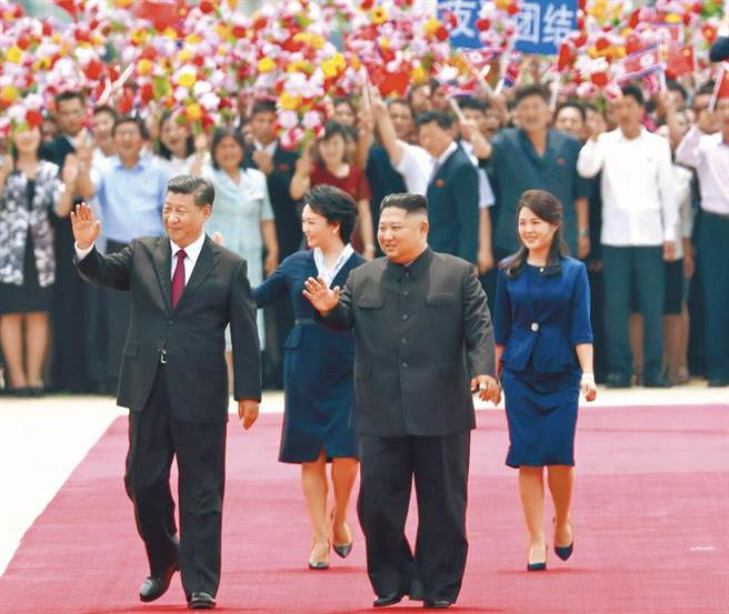 圖為2019年大陸國家主席習近平（前左）訪問北韓，北韓勞動黨委員長金正恩（前右）迎接。（新華社） 