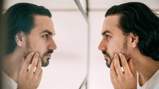 美国一名男子日前因压力过大罹患「短暂性全面脑失忆」，记忆竟只停留在1990年。图片为示意图非本人（图／shutterstock）