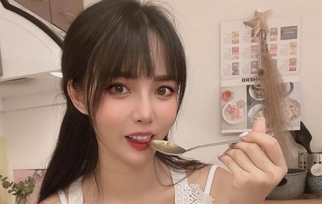 网红肝连妹脸蛋姣好、身材更是一绝。（图／IG@ miaoo131）