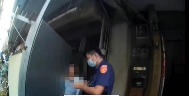 高雄72歲傅姓婦人平日在鳳山公有市場擺攤，但在9日打完疫苗後卻失聯，原來她接種疫苗後，副作用導致昏睡一天才沒回應，讓大家虛驚一場。（翻攝畫面／洪浩軒高雄傳真）