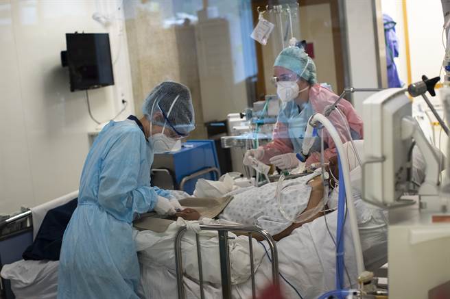 一名90歲婦人在同時染上2019冠狀病毒疾病（COVID-19）的Alpha變異株和Beta變異株後病逝。(資料照／美聯社)