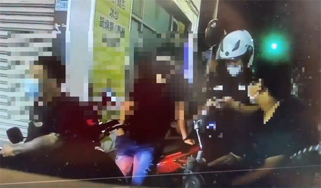 聚集人士呛警要警方态度好一点，其中一名男子更嚣张的呛警「三小啦」，立刻遭到压制，并在其包包内搜出弹簧刀。（新庄分局提供）