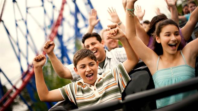 美国一名妈妈日前带儿子去游乐园搭云霄飞车，竟在半途突然昏迷，送医抢救依然不治身亡。图片为示意图非本人（图／shutterstock）