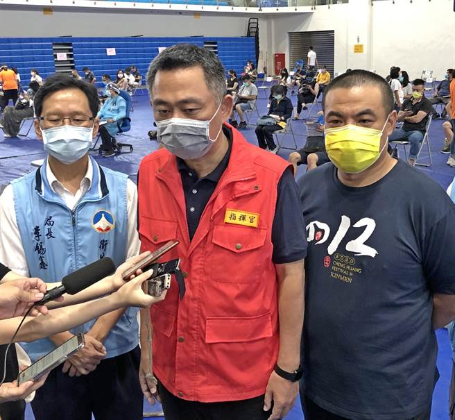 楊鎮浯縣長今早緊急宣布，基於避免出現防疫破口，7／26之前取消餐廳內用政策。（李金生攝）