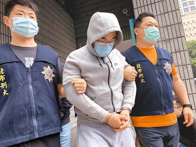 涉嫌「保护伞」餐厅泼粪案的嫌犯李昭信（中），北院裁定延长境管8月。（本报资料照片）