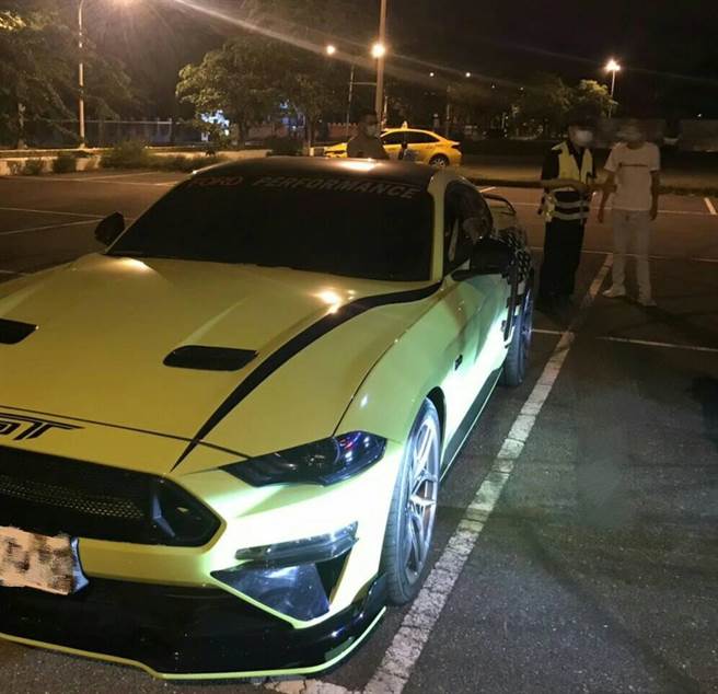 觀夕平台入夜不斷出現改裝車輛，甚至有改裝跑車。（讀者提供／程炳璋台南傳真）