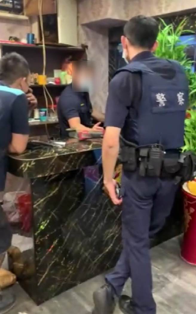 詹先生现金3万遭行窃，警方获报立即到场调阅监视器。（照片/民眾提供）