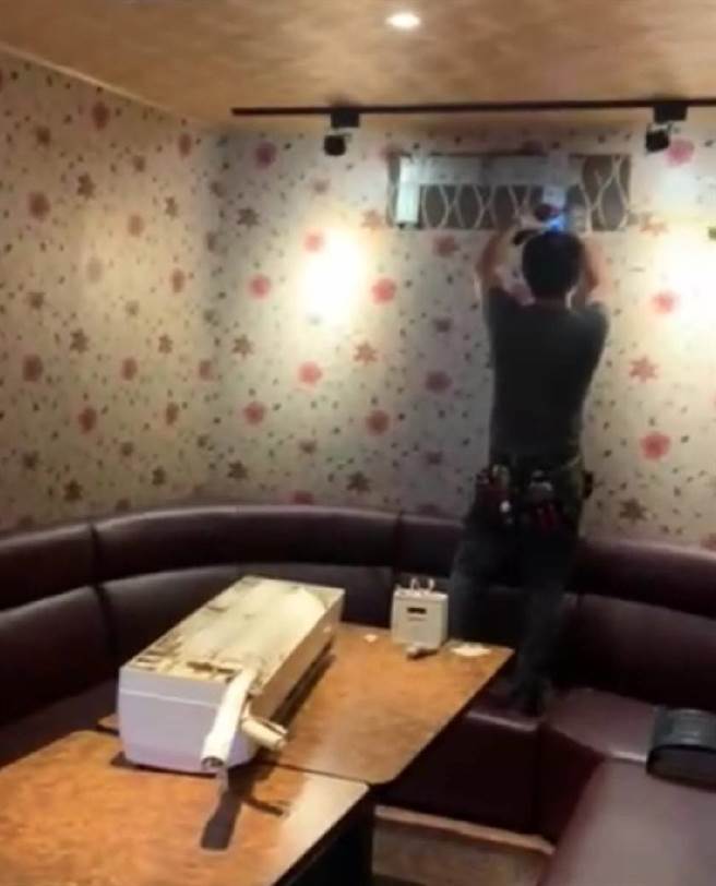 詹先生与员工在楼上拆卸冷气，放置一楼的随身包包内3万元现金却遭窃。（照片/民眾提供）