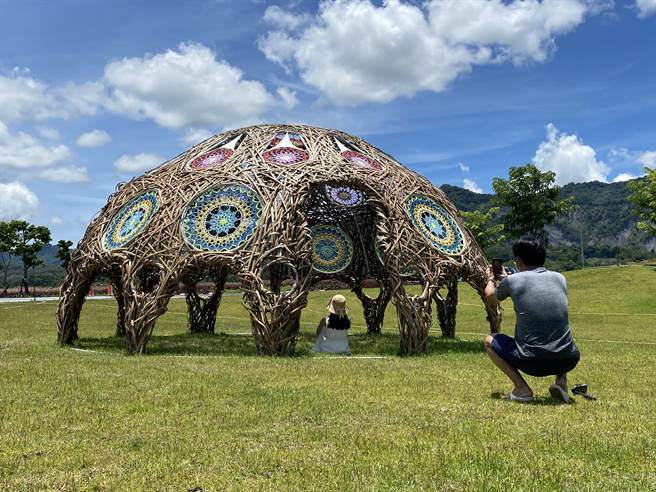 松绑前最后一个周末假期，台东景点未见游客潮，景点仅出现少数当地民眾及摄影爱好者。（蔡旻妤摄）