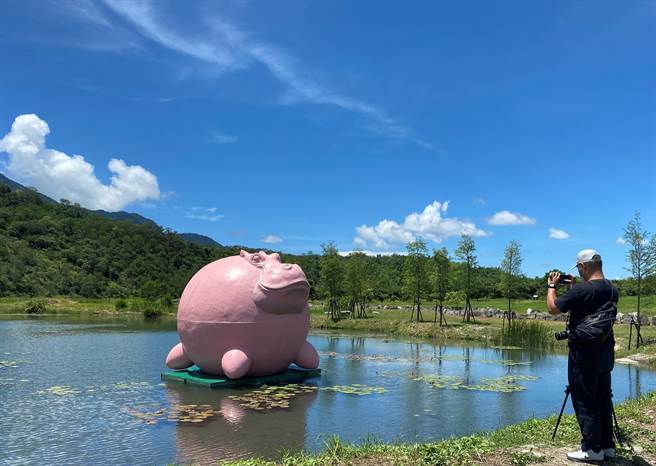 松绑前最后一个周末假期，台东景点未见游客潮，景点仅出现少数当地民眾及摄影爱好者。（蔡旻妤摄）