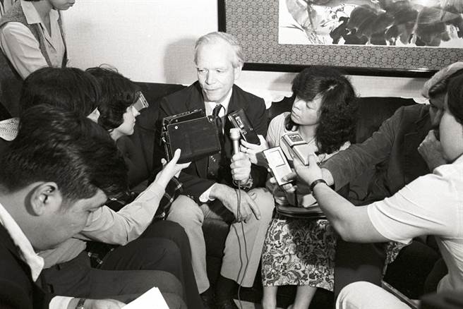 1980年，美国在台协会理会会主席丁大卫，返美前在桃园机场接受访问。(包承平摄)