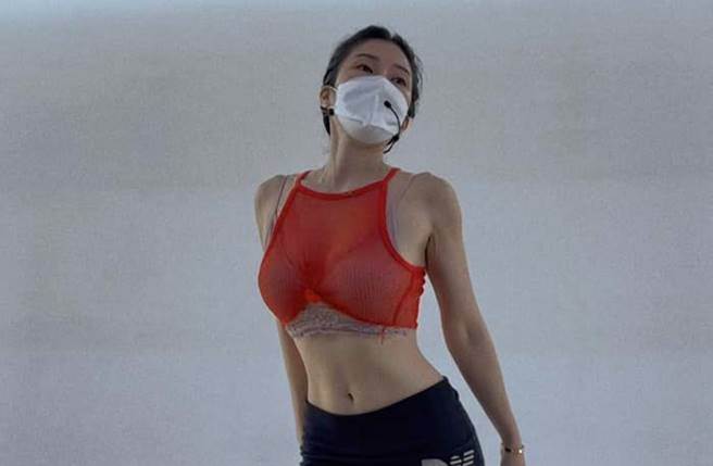 KIMIKO洞洞背心透出内在美，她一挺胸更是让深邃事业线全见客。她一挺胸更是让深邃事业线全见客。（图／取材自KIMIKO脸书）