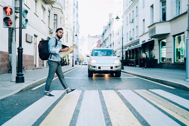 一名男子在行人穿越道撞上违规衝出的行人遭罚，被法院撤销裁罚。（示意图／Shutterstock）