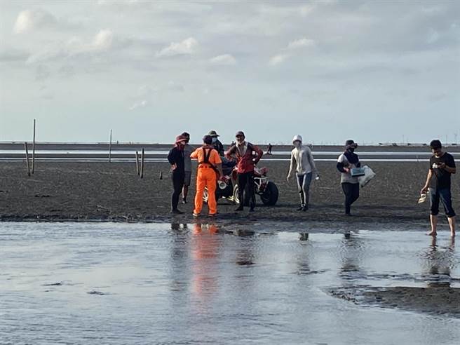 民眾採集文蛤沙滩车受困云林县麦寮乡沙洲，云林海巡人员即刻救援。（海巡署提供／张朝欣云林传真）