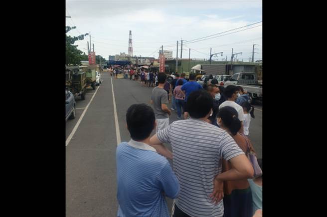 有民眾拍到今(11)日下午高雄茄萣区兴达渔港外的大批排队人潮，照片曝光后让眾人傻眼，直呼好可怕。(图/截自脸书爆废公社二馆)