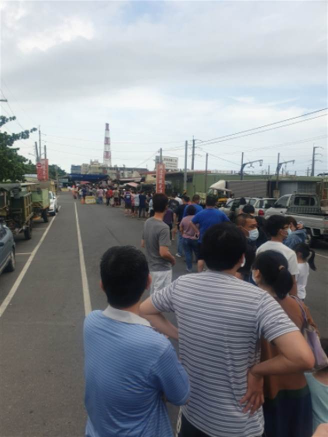 网友PO出11日下午兴达渔港外至少排了4、50人等候进场。(图/截自脸书爆废公社二馆)