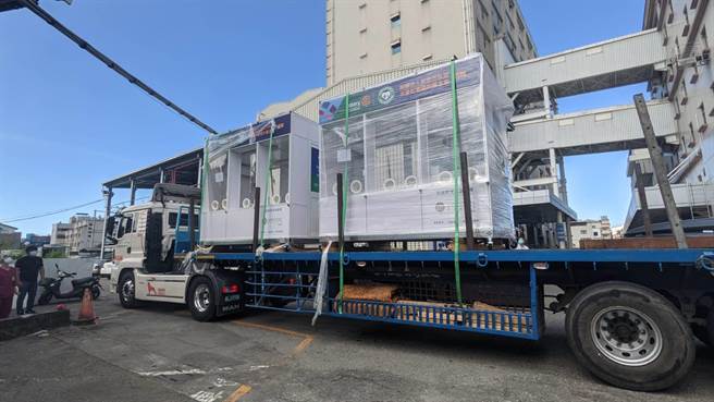 东港安泰医院获赠正压舱，有效舒缓採检压力。（谢佳潾摄）