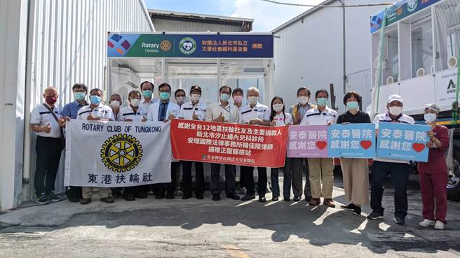 东港安泰医院获赠正压舱，有效舒缓採检压力。（谢佳潾摄）