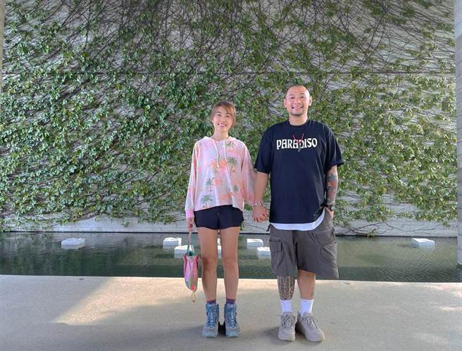 小娴和金刚认爱快满一年，感情十分稳定。（图／翻摄自脸书）