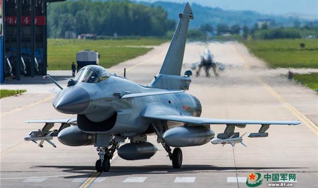 中国多年来极力对外推销歼-10系列战机出口，如果巴基斯坦确定今年採购36架歼-10C战机，将是这款多用途战机的出口首单。（图／中国军网)