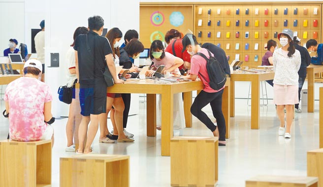 中央疫情指挥中心日前宣布7月13日起微解封部分相关措施，不少民眾10日把握周末假期，携家带眷到信义商圈逛街。（张铠乙摄）