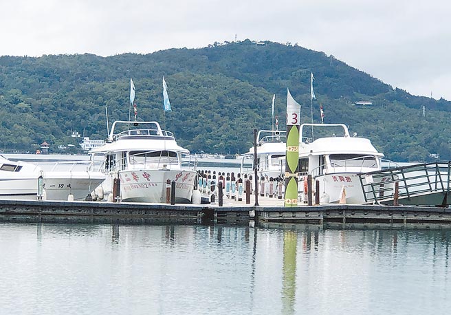 日月潭13日微解封后，将开放码头及游客中心，但游艇公会考量船家皆未接种疫苗，为避免传播风险，微解封仍不会復航开船。（陈世宗摄）