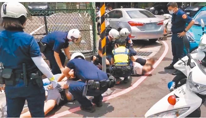 54歲林男投資比特幣失利欠債，認為遭騙拒絕償還，竟遭惡煞當街押走，警方依其3秒鐘來電迅速定位，10分鐘內救出林男，逮捕4嫌送辦。（三重警分局提供／戴上容新北傳真）